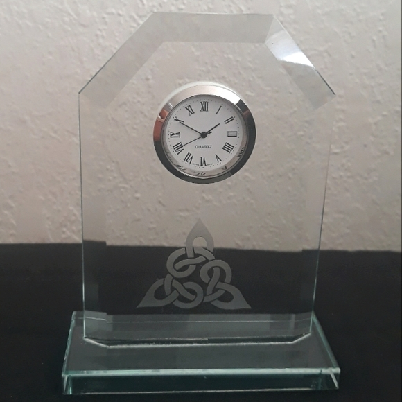 Handcrafted in Scotland Burns Crystal Desk Clock with Trinity Knot - Picture 15 of 15